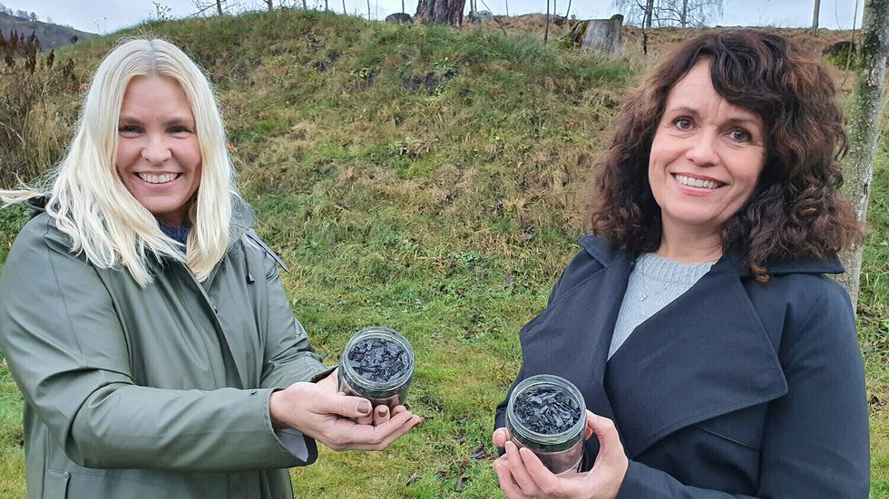 Torunn Hønsi ved Vestlandsforsking(t.v) og Dagny Ugulsvik Alvik i SIMAS vil prøva å gjera klimarekneskapen betre ved å produsera biokol av bioavfall.