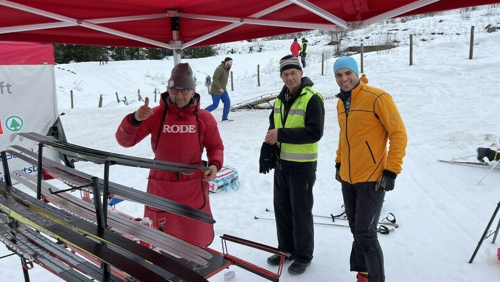 SKIRENN: Det var god stemning i smøreboden til IL Bjørn. Frå venstre eldsjelene Alf Henning Evjestad og Jon Evjestad. Til høgre står sonen til Jon, Håvard Evjestad.