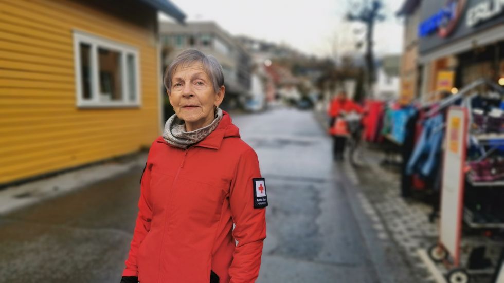 PÅ TILBODSSIDA: Leiar Eikum Tang i Røde Kors omsorg i Sogndal, er blandt dei mange bidragsytarane som skal gje familier med dårlegare økonomi, eit lite pusterom i jula.