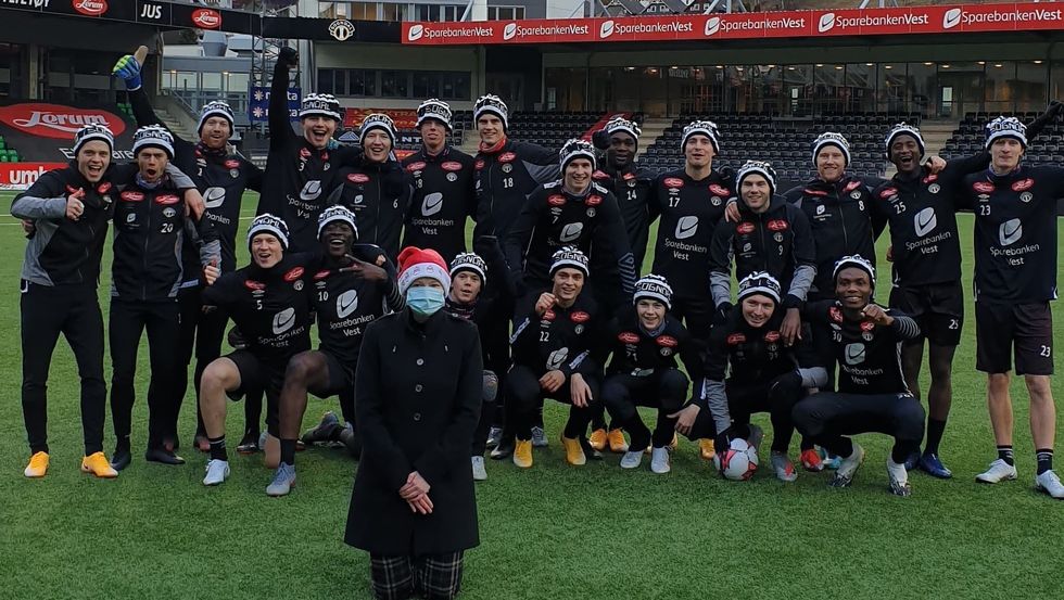 SUPPORTARHUE: På berre nokre veker trylla Siri Andersen fram 35 huer til spelarane på Sogndal, og dei som jobbar i Sogndal Fotball.