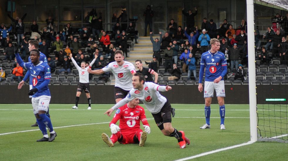 JUBELRUS: Endre Kupen jublar for den første av Sogndal sine tre skoringar på Fosshaugane Campus tysdag føremiddag.