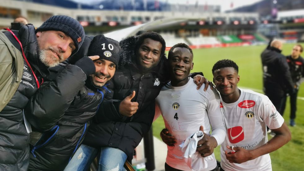 EMOSJONELT : Både Jerome Akor Adams og Alioune Ndour hadde grunn til å feire med fansen etter kampen. For Adams gjorde sigersmålet ekstra godt med tanke på sesongen han har lagt bak seg.