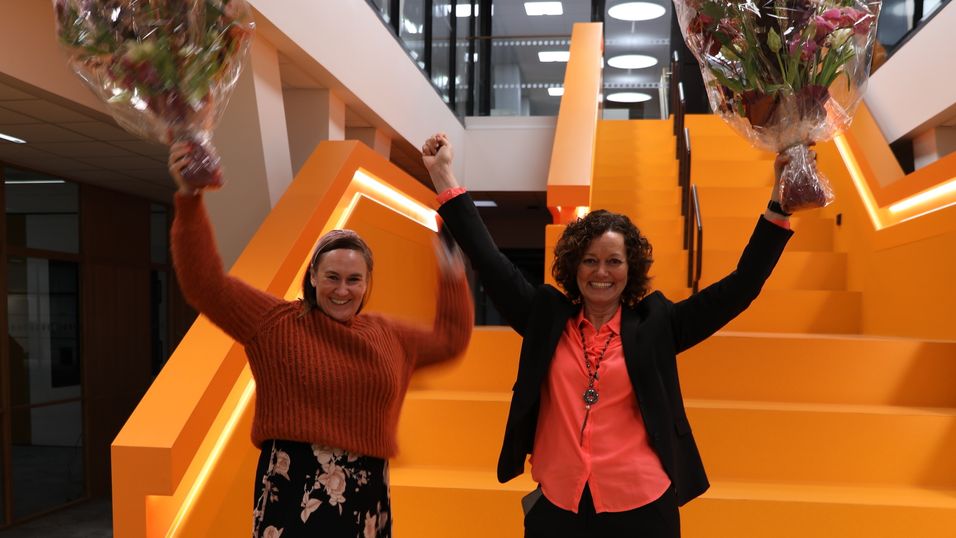 Prosjektleder Live Johansen (t.v.) og Telias HR-direktør Wenche Mittet (t.h.) tok over nøkkelkortet på vegne av Telia.