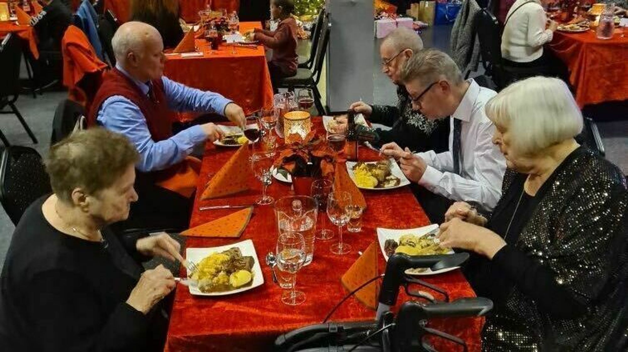 GOD JULEMIDDAG: I alt var det 50 stykker som møtte opp på alternativ jul med Årdal Catering,