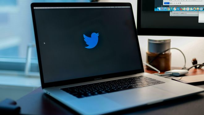 PC med twitter-logo på skjermen.