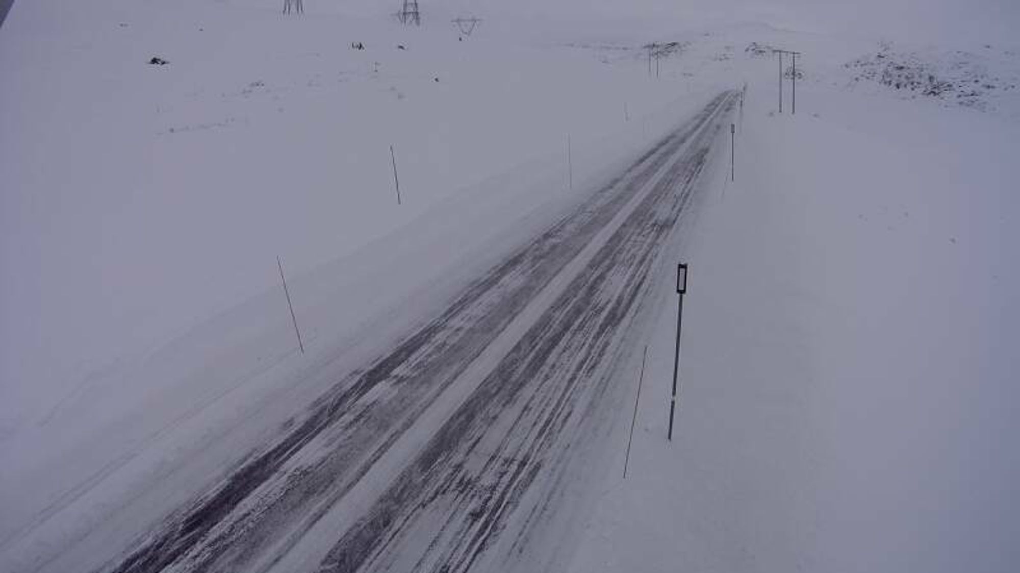 SNØDEKKE: Slik ser det ut på fylkesveg 50 i Vestredalen. Her i retning mot Hol.