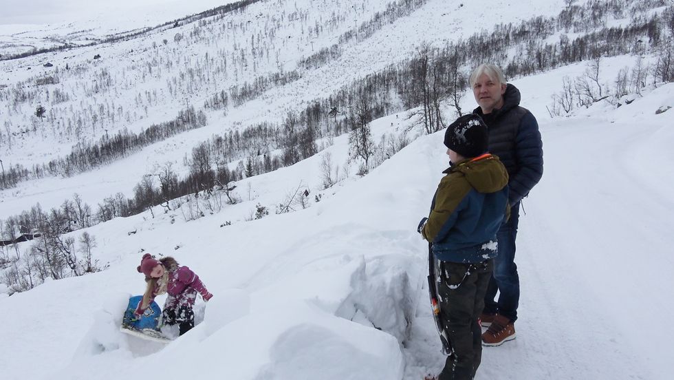 KVIT VINTER: Roger Solheim og familien ville kjøpe seg hytte i Hodlekve for å sikra seg ein kvit vinter kvart år.