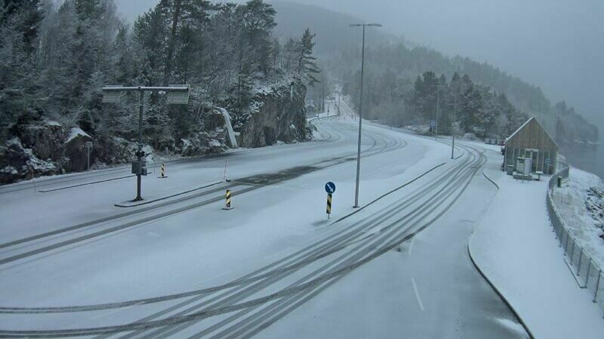 VINTERFØRE: Fleire plassar i regionen har fått snø i natt. Her frå Dragsvik ferjekai laurdag morgon.