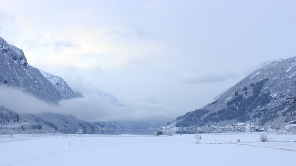 SNØ: Fjærland var ei av bygdene som kunne vakna til eit lag med snø over alt.