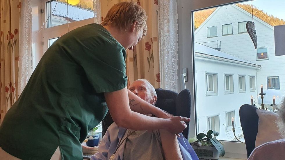 FØRST: Johan Høidal (96) var den førstes som vart vaksinert mot koronaviruset i Gulen tysdag. Sjukepleiar Joy Palmer set den første vaksina.
