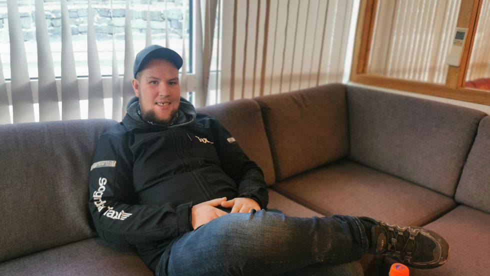 NØGD: Svein Helge Engesæter vil heller sitje på sofaen ved taxisentralen og vente på jobb, enn å sture heime. Sjølv om det er trangare kår, har han nyleg vorte teken inn på opplæring hjå sentralen.