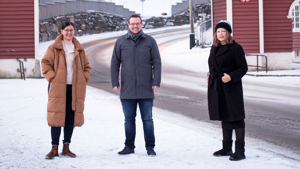 MEDIEHUS: Stig Hovlandsdal Øvreås (midten) i Finurlig dannar mediehus i Høyanger saman med avisa Ytre Sogn. Til venstre redaktør May Britt Eide og til høgre dagleg leiar i Ytre Sogn Marianne Taule.