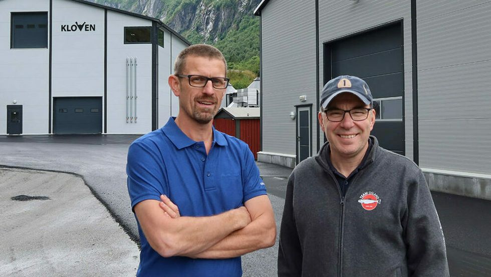 NÆRING: Dagleg leiar for Osland Settefisk, Kjetil Rørtveit (t.v) saman med eigar av Osland havbruk, Erik Osland (t.h).