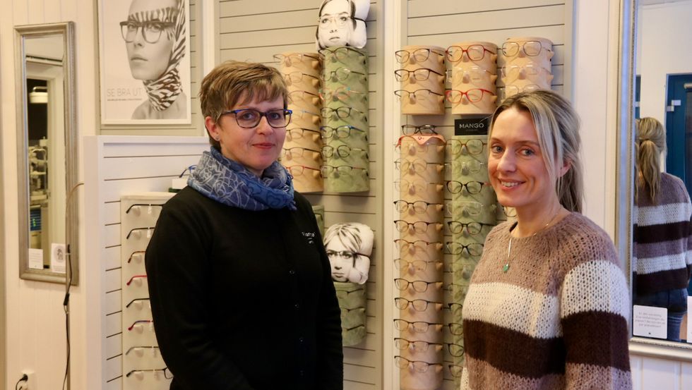 JUBILEUM: Optikar Grethe Dale (t.v.) har drive optikk-verksemd i Høyanger i 25 år i år. Her er ho saman med butikkmedarbeidar Silje-Kathrin Hagen (t.h.)
