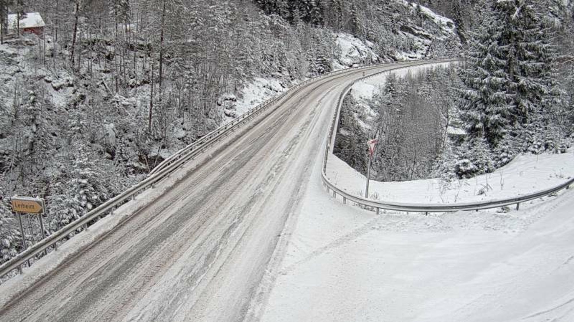 SNØDEKT: Ved avkjørsla til Lerheim på Tylden i Sogndalsdalen er riksveg fem dekka med snø.