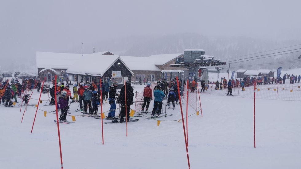 FOLKSOMT: Svært mange ville prøve seg i trekket ved Sogndal skisenter søndag.