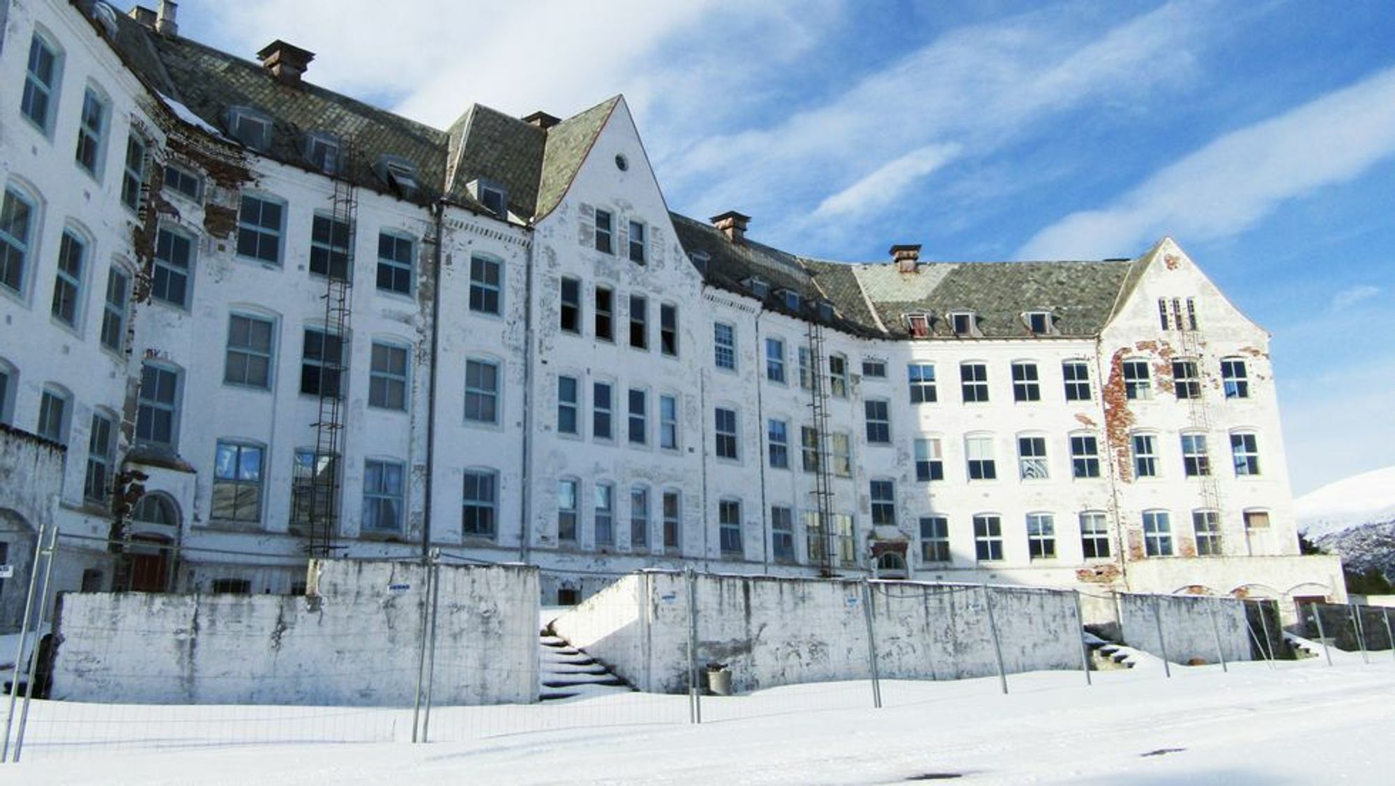 HARASTØLEN HOTELL: Våret 2020 sa Terje Svindland til Porten.no dei framleis jobba for å finna ei løysing for det gamle sanatoriet.