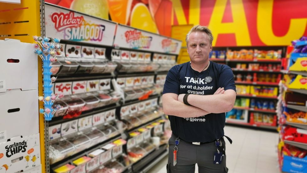 SJOKKERT: Butikkeigar for Coop EXTRA Kaupanger Roger Johansen fekk seg eit lite sjokk då eit titals ungdommar kom på kontoret for å gjere opp for seg, etter å ha stelt frå godtedisken.