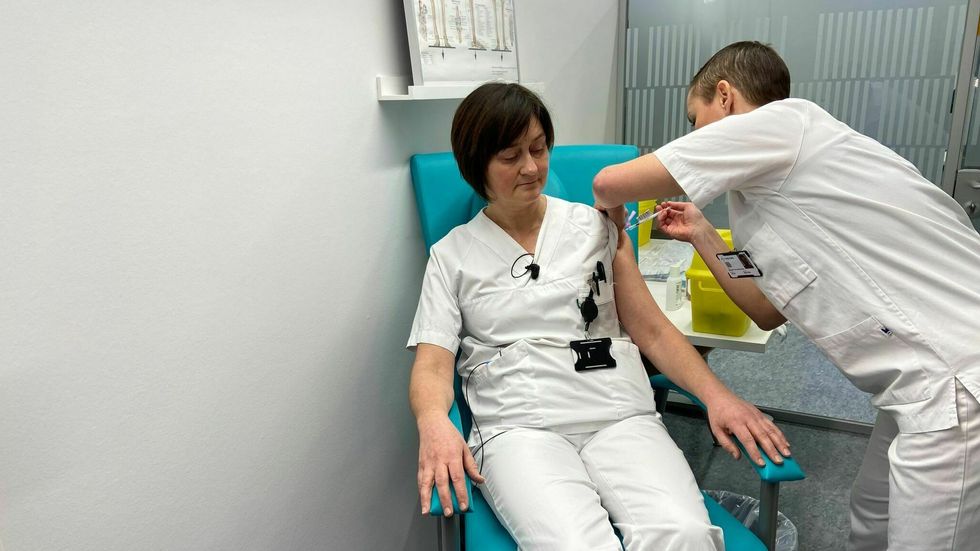 Tove Irene Bjørnseth var den første som fekk koronavaksinen i Helse vest. Den vart sett av bedriftsjukepleiar Irene Bekken