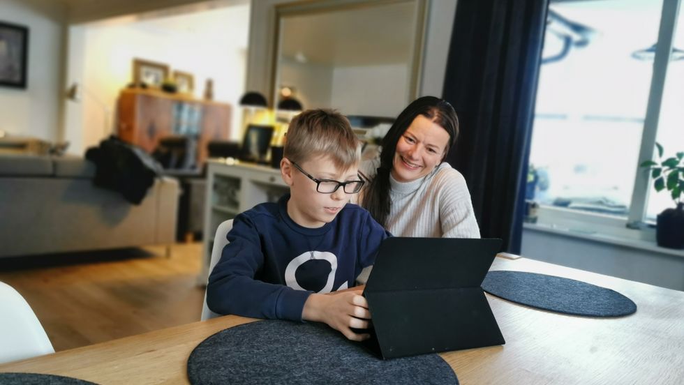 DIGITALISERING: Koronapandemien sette nye krav til både Marie-Helene Hollevik Brandsdal og sonen Lucas. Heldigvis fekk dei den informasjonen dei trengte for å komme seg gjennom det.