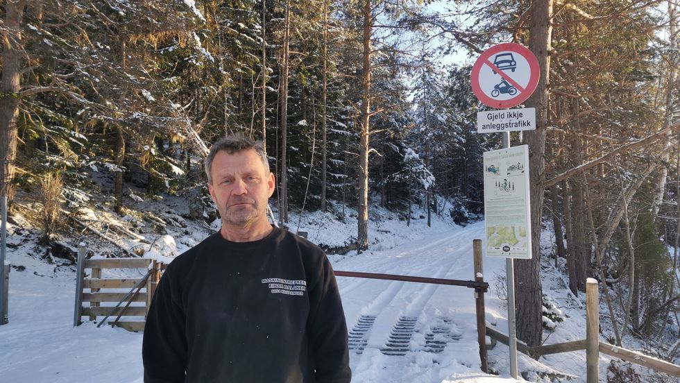 RASANDE: Einar Dalaker, som bur like ved bommen opp mot Gorovegen er svært frustrert over at vegen no tilsynelatande vert stengt for vinteren.