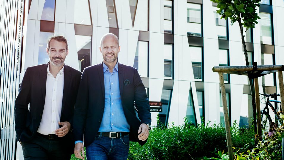 Salgsdirektør Kristian Renaas (t.v.) og administrerende direktør Christian Pritchard i Nortel får nå drahjelp i salget av mobilabonnementer fra Mobit-kjedens 130 utsalgssteder.