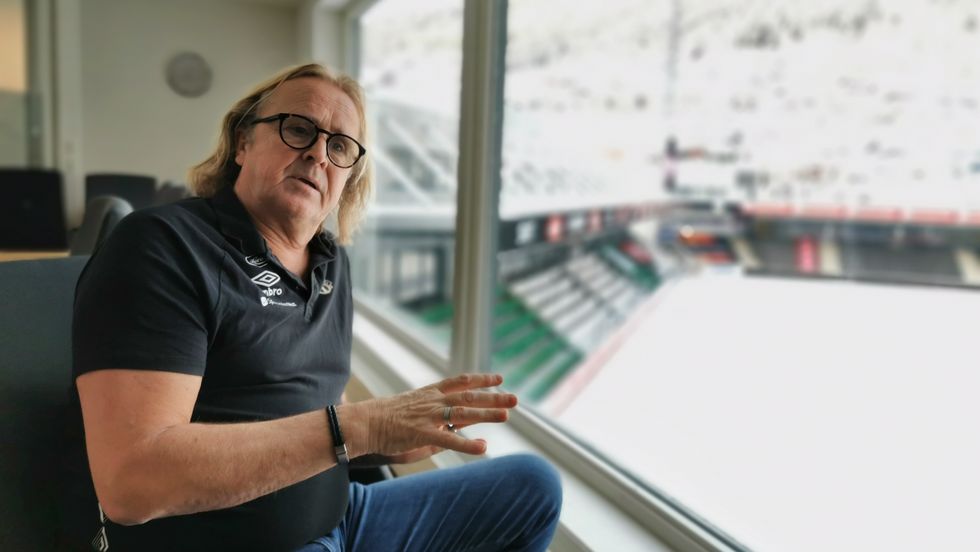 SJEFEN: Dagleg leiar i Sogndal Fotball Rasmus Mo har vore sterkt delaktig til å få skuta på rett kjøl igjen. Halvanna år inne i sjefstolen ser han no framover med eit klart mål: Opprykk til eliteserien i 2021.