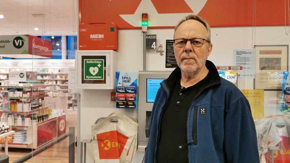 UNDRANDE: Dagleg leiar Steinar Drægni ved Årdalsenteret er forundra over at ikkje fleire folk skjønner kor viktig det er å registrere informasjon om kor ein hjartestartar befinner seg.