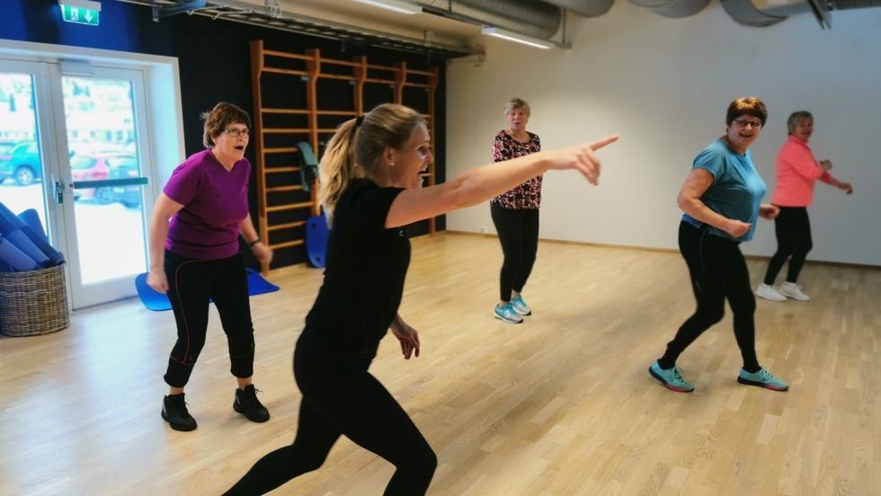 I FULL SVING: Damene på Luster treningssenter gir bånn gass, medan instruktør Jori Skorve visar veg.