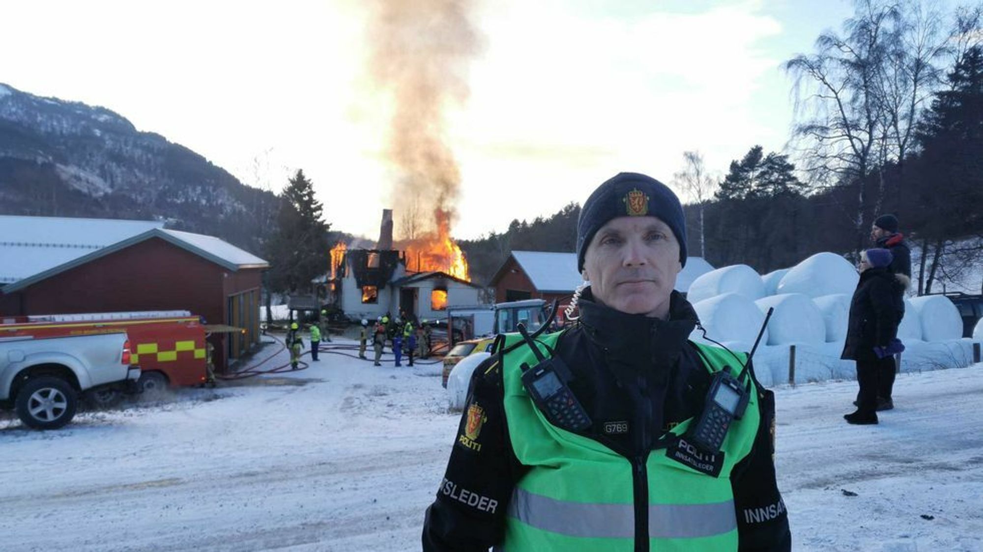 BRANN: Innsatsleiar for politiet på Bruheim på Indre Hafslo, Svein Inge Harberg framfor huset som brann ned den 6. januar.