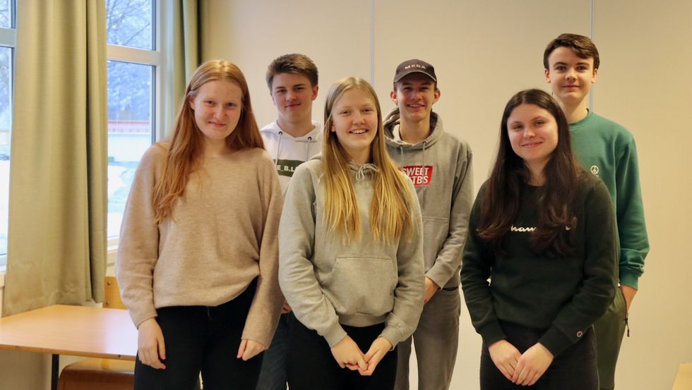 VAL: 10. klassingane ved Brekke skule skal snart søkje seg til vidaregåande skular. Frå venstre: Ida Vågseth Borlaug, Alexander Ynnesdal, Mathea Yndesdal, Lasse Mikael Ellingsen Dyrøy, Elina Østerbø og Øystein Takle.