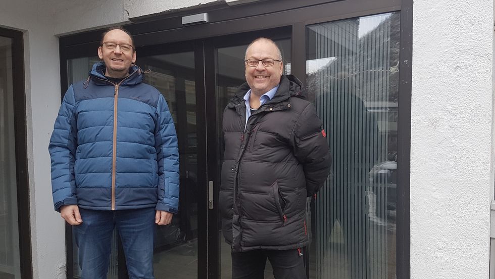 SATSAR PÅ E-SPORT: Styreleiar i Årdal E-Sport Kai Wigum (t.v.) og rektor ved Årdal VgS Geir Kjetil Øvstetun (t.h.)