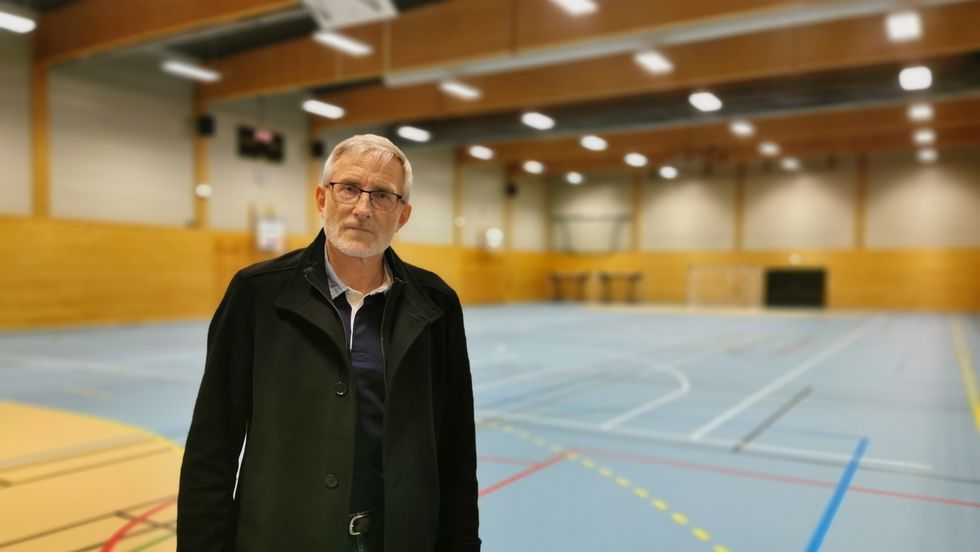 KLAR: Smittevernlege i Luster, Knut Cotta Schønberg, er klar for å ta imot 1300 menneskje i denne hallen i Gaupne, dersom regjeringa får tilsendt 1,12 millionar doser med vaksine.