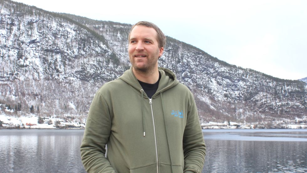 Skjenkeforbodet hadde ikkje stor påverknad for Dampskipkaien denne gongenmen Kevin Gray etterlyser regionale reglar, og synest ikkje at små plassar med låge smittetal skal bli "straffa" med same reglar som storbyane.