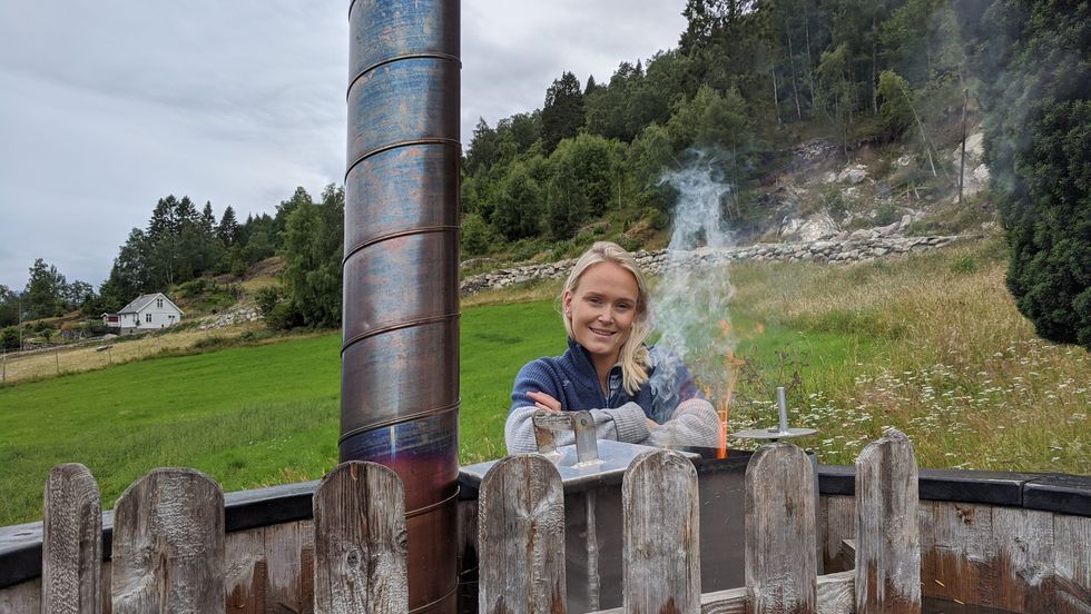 DRIFTIG: Erle Fjøsne Skartun gjorde barndomsdraumen om til røynd. Ho lev av å leige ut einingar til turistar i Luster.