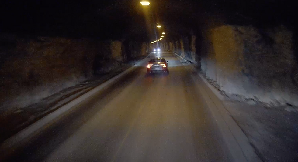 RISIKO: Føraren svinger inn rett føre vogntoget. Tenestadsleiaren trur at vogntoget må ha bremsa, og at det har redda situasjonen frå å ende i ei ulykke.