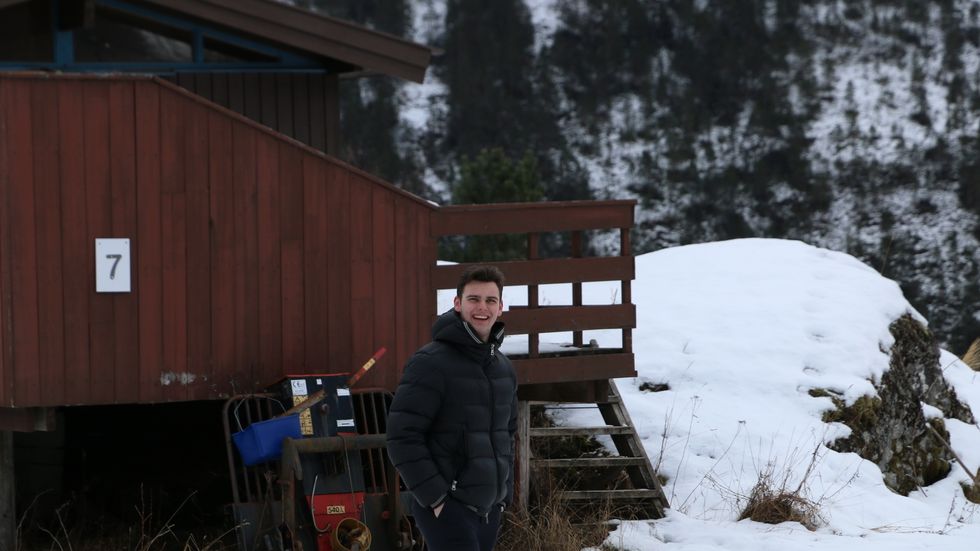 NØGD: Markus Solberg ser at dei har mykje arbeid føre seg før dei er klare til å leige ut. Først på agendaen er grøftegraving vegbygging