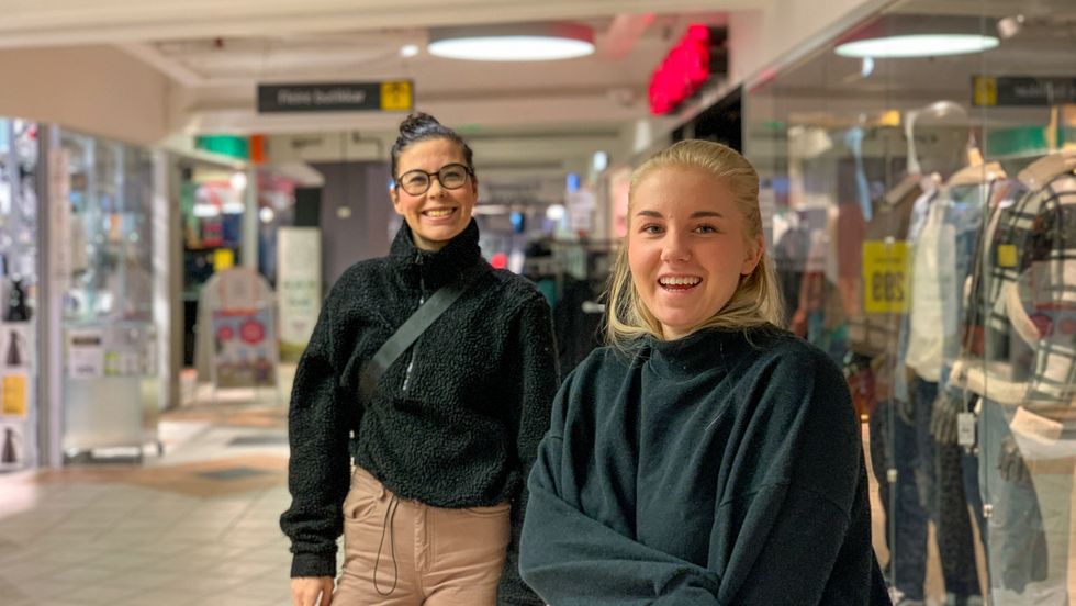 SPENTE: Therese Flæte Blomberg (t.v) og Tiril Njøten Kleppestø følgjer spent med på smittesituasjonen i Førde.