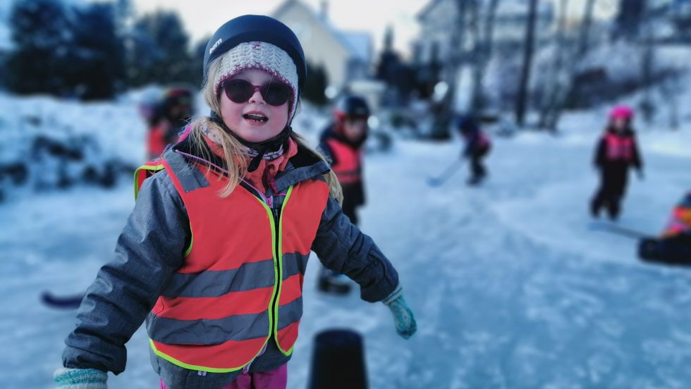 KOS: – å gå på skøyter er GØY, ropar barnehage-elev Lilli Renå Pedersen ut i eit gledesrop som truleg kunne høyrast frå Kjørnes til Sogndal.