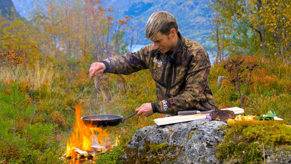 HELST UTE: Joar Søhoel prøver å laga mest mogleg av maten ute på bål, og har laga nede ved vatn, opp i skogen, og på fjelltoppar.