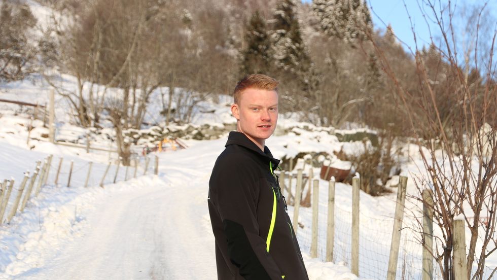 TRIVEST BEST MED FYSISK ARBEID: Håvar Eggum er fødd og oppvaksen på gård og er han godt vandt med å jobba. Det er nettopp det han trivest best med. Å bruka hendene å vera i fysisk aktivitet.