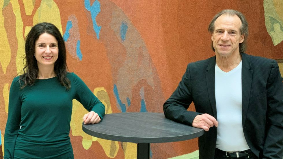 TAKKSAME: Jenny Klinge og Jan Bøhler er takksame for arbeidet brann- og redningsetatane gjer når politiet ikkje kjem, men meiner det ikkje skal vere nudsynt at dei gjer det.