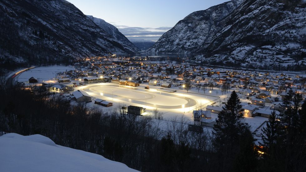 KALDT: Det kan bli fleire dagar på skøyteisen i Lærdal.
