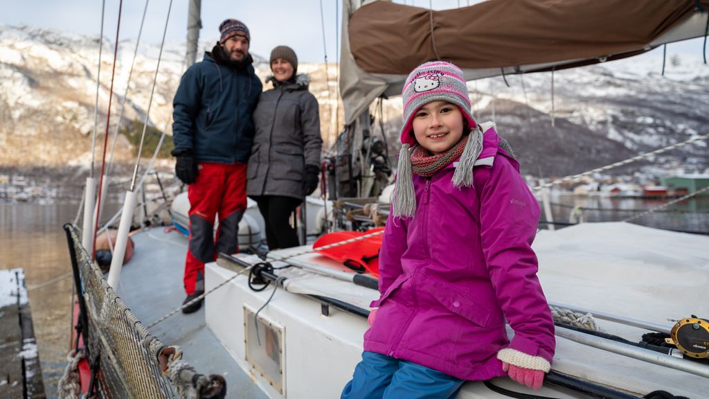 Eden (9) synest det er heilt naturleg å bu i ein seglbåt og kunne ikkje tenkje seg noko anna.