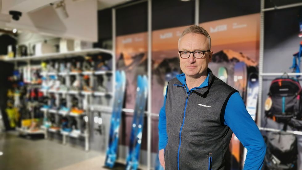 NØGD: Dagleg leiar Reidar Dvergsdal for Intersport Sogndal har god grunn til å glise av salstala i Januar.
