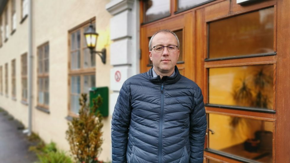 SMITTE: ordførar i Sogndal Arnstein Menes stadfestar at fire personar har fått påvist smitte i balestrand.