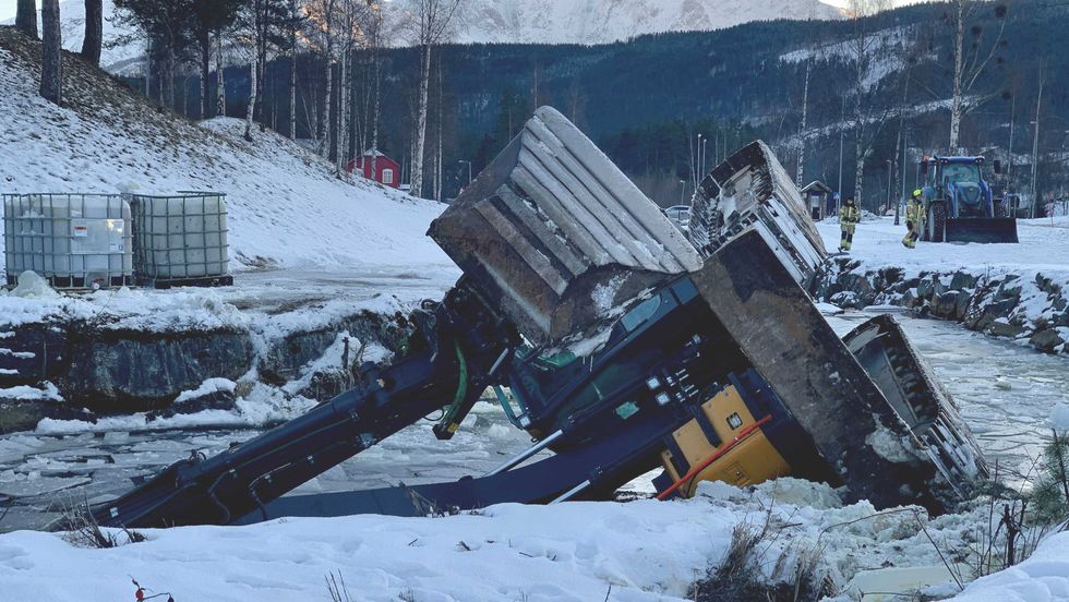 SKADA: Gravemaskina er skada, men det er ikkje det viktige no, forklarar Dalaker.