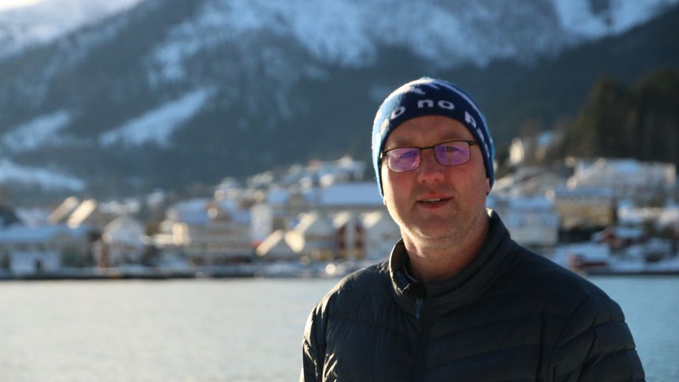 I RO: Ordførar Arnstein Menes (Sp) tok arbeidsdagen i Balestrand i dag. Han oppfordrar andre balestrendingar til å ta det med ro, til dei veit meir om smittesituasjonen.