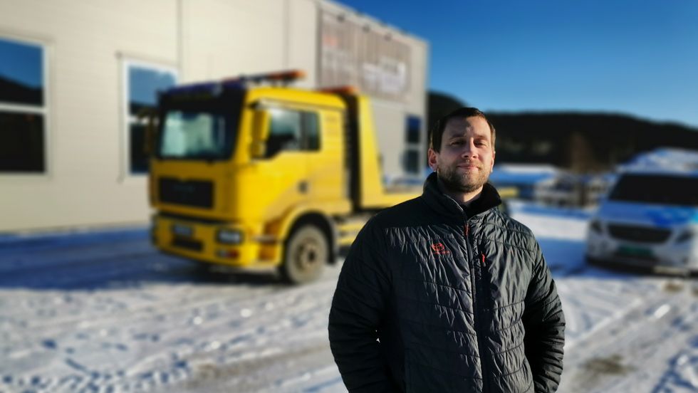 TRAVEL: Leiar Brynjar Skahjem for bilbergingsavdelingen på Toyota Sogn, får mange henvendelsar frå bilistar som slit med å få start på bilen grunna kulden.