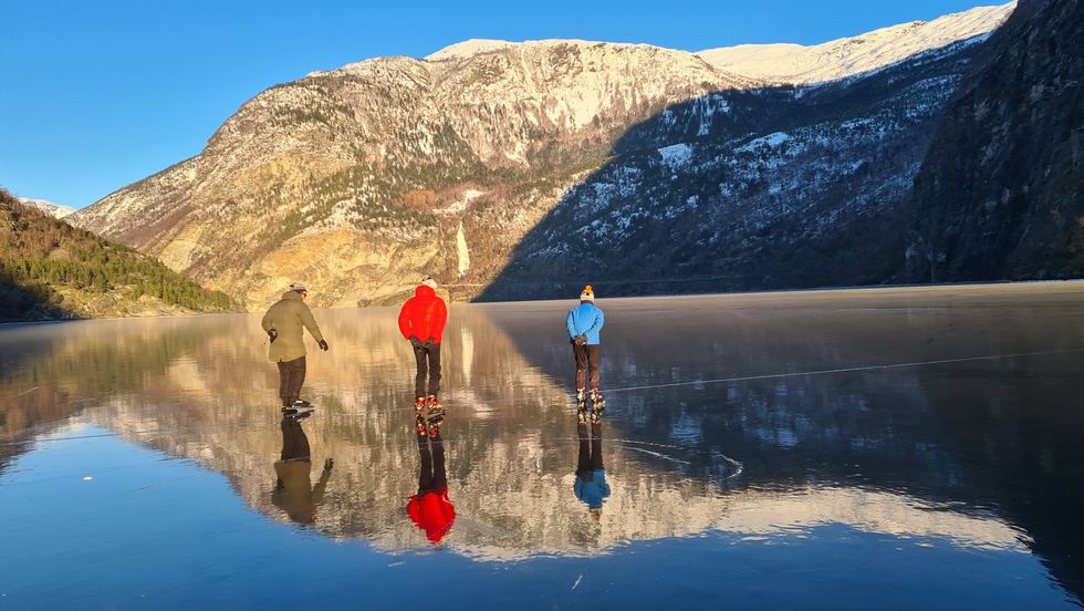 SKØYTEIS: Skøyteisen på Årdalsvatnet er målt til å vere 25 centimeter nokre plassar.